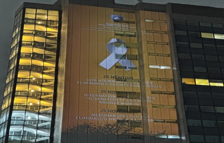 Ndërtesa e Qeverisë ndriçohet me ngjyrë të portokalltë