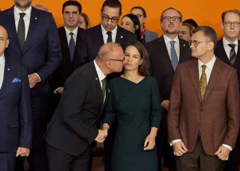 Skandal në Berlin: A tentoi ministri i Jashtëm kroat të puthë në gojë ministren gjermane?