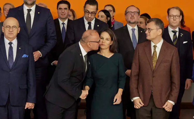 Skandal në Berlin: A tentoi ministri i Jashtëm kroat të puthë në gojë ministren gjermane?