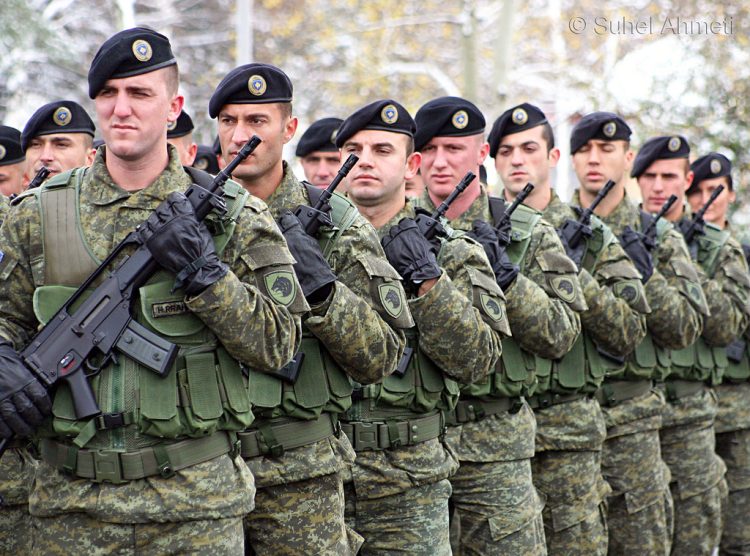 Serbia fton të rinjtë vullnetarë për shërbim ushtarak, Kosovës i kërkohet të marrë masa reciproke