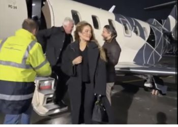 Rama e pret në aeroport, Rita Ora e emocionuar zbret në tokën e Kosovës (Video)