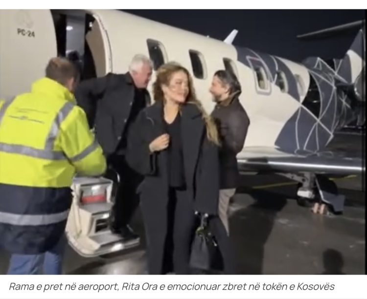 Rama e pret në aeroport, Rita Ora e emocionuar zbret në tokën e Kosovës (Video)