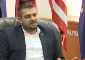 Hoti pretendon se 5 persona të zhdukur mund të gjenden nga gërmimet