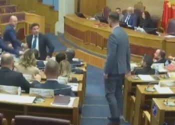 Përplasje ndërmjet një deputeti dhe ish-kryeministrit Abazoviq për pak sa nuk përfundoi në një konflikt fizik