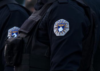 Një person sulmon gazetaren dhe kolegun e saj në një xhami në Vushtrri
