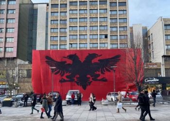 ​Flamuri kombëtar zbukuron sheshin e Prishtinës