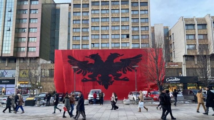 Flamuri kombëtar zbukuron sheshin e Prishtinës