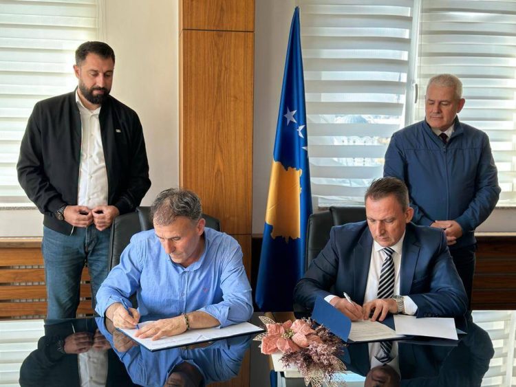 Hetemi ofron hapësira të objektit të Komunës për zyrtarët e ARC-së