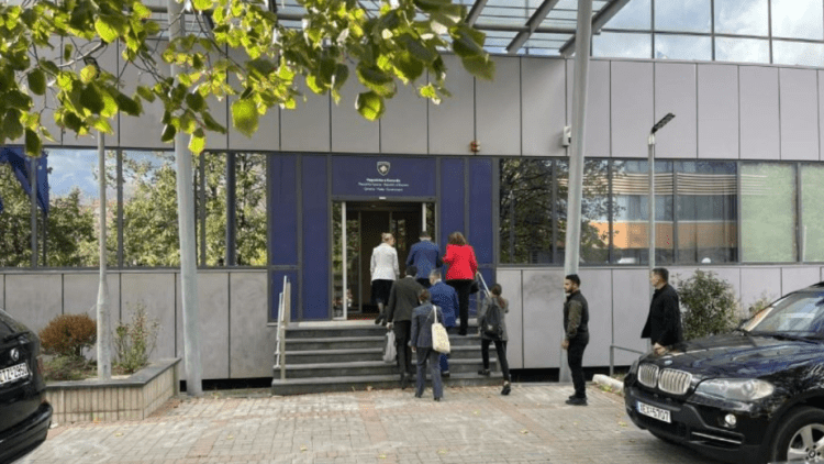 Kurti takohet me raportuesen për anëtarësimin e Kosovës në KiE