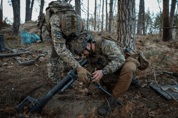 Pamje të ushtarëve ukrainas në vijën e frontit në Luhansk