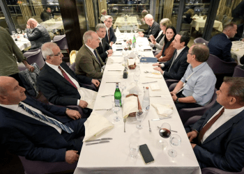 Kurti takon deputetë të vendeve të ndryshme në konferencën “E ardhmja e transportit”