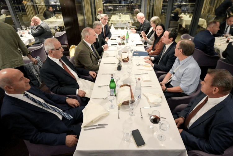 Kurti takon deputetë të vendeve të ndryshme në konferencën “E ardhmja e transportit”
