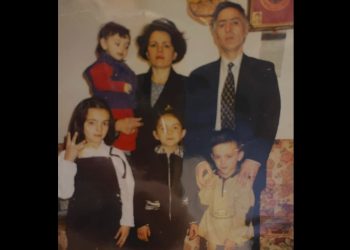 “Në këtë tri vite padrejtësi, nuk u mësuam me mungesën tënde por u bëmë të fortë”, e bija e Jakup Krasniqit emocionon me dedikimin për babain