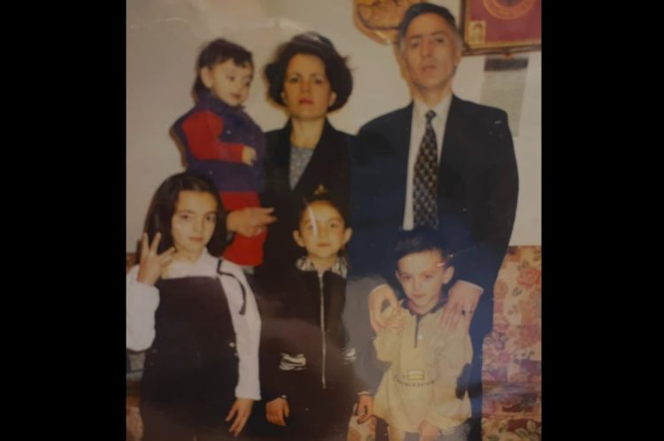 “Në këtë tri vite padrejtësi, nuk u mësuam me mungesën tënde por u bëmë të fortë”, e bija e Jakup Krasniqit emocionon me dedikimin për babain