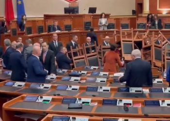 Sërish Kuvendi i Shqipërisë bllokohet me karrige, Berisha: Vazhdon mosbindja civile