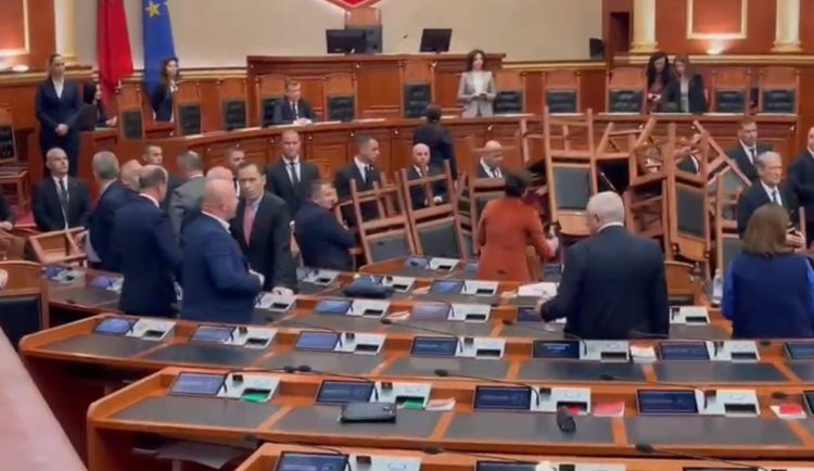 Sërish Kuvendi i Shqipërisë bllokohet me karrige, Berisha: Vazhdon mosbindja civile