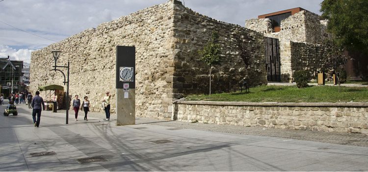 Vushtrri: Rrahet në xhami gazetarja, po bisedonte me hoxhën