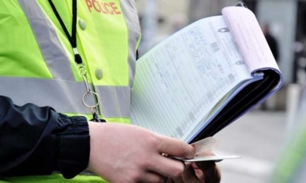 I ndalohej vozitja deri më 2024, del sërish në trafik e Policia e gjobit me 300 euro