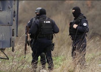 9 zyrtarë të arrestuar, 11 lokacione të kontrolluara, 1 pistoletë e municion i sekuestruar – detaje nga aksioni i madh i Prokurorisë Speciale