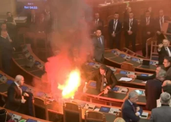 Kaos dhe tensione/ Zjarr në Kuvendin e Shqipërisë