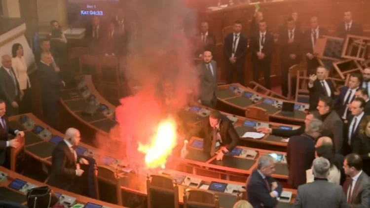 Kaos dhe tensione/ Zjarr në Kuvendin e Shqipërisë