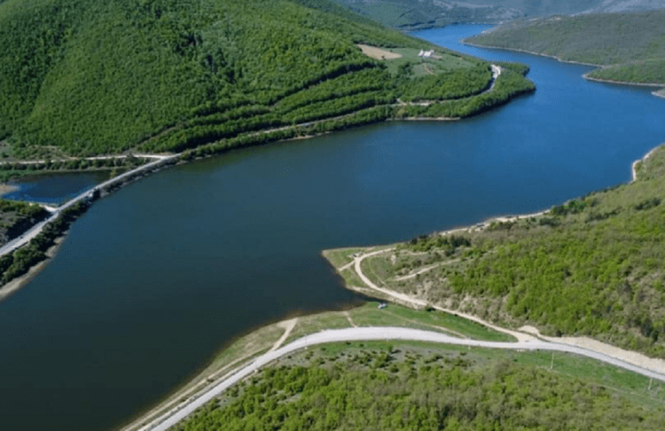 Më në fund: Bien vlerat e manganit, uji i Badocit mund të përdoret për pije