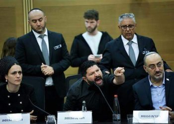 Deputetët e krahut të djathtë radikal dhe familjet e pengjeve u përleshën në Parlamentin izraelit