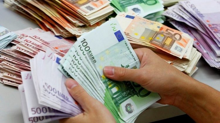 I marrin 164 mijë euro me fajde, arrestohen 4 të dyshuar