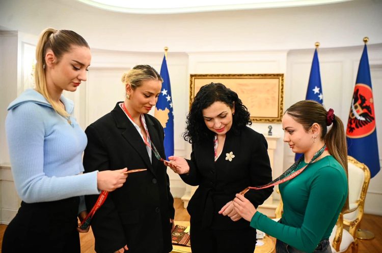 Osmani takohet me karateistet kosovare: Janë yjet e vendit