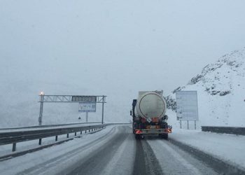 Bora vështirëson qarkullimin në Rrugën e Kombit