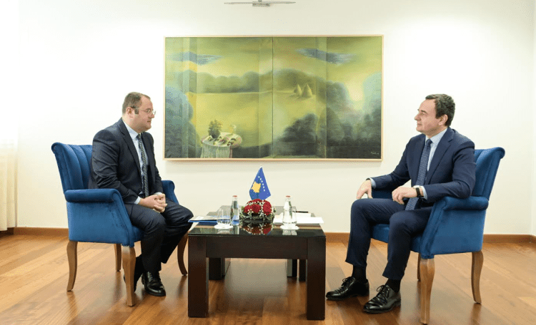 Kurti dhe Guvernatori i BQK-së diskutuan për zgjidhjen e Kartonit të Gjelbër