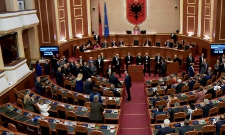 PS përjashton me 10 ditë nga Kuvendi 3 deputetë të opozitës