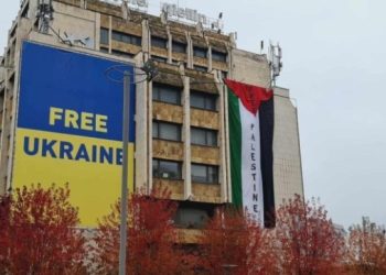 Pak para ndeshjes Kosovë – Izrael, shpaloset nje flamur gjigant i Palestinës në mes të Prishtinës