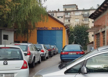 Radhë para qendrës për regjistrimin e makinave në veri të Kosovës