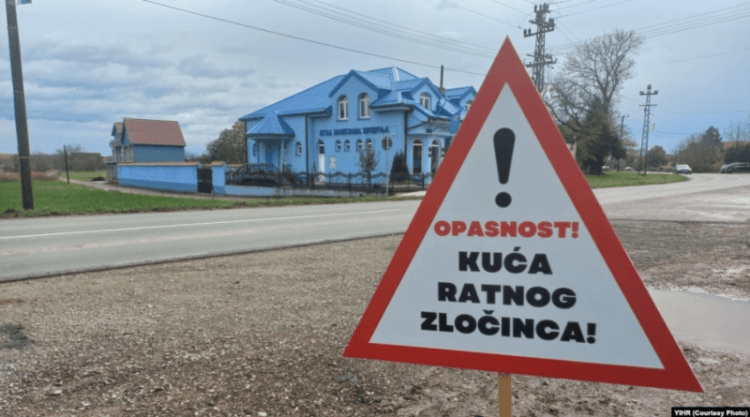 Vendoset tabelë para shtëpisë së Sheshelit: Rrezik! Shtëpia e kriminelit të luftës