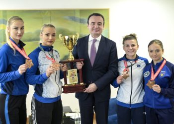 Kryeministri Kurti mirëpriti karateistet e Kosovës, fituese të medaljes së bronztë në Kampionatin Botëror të Karatesë