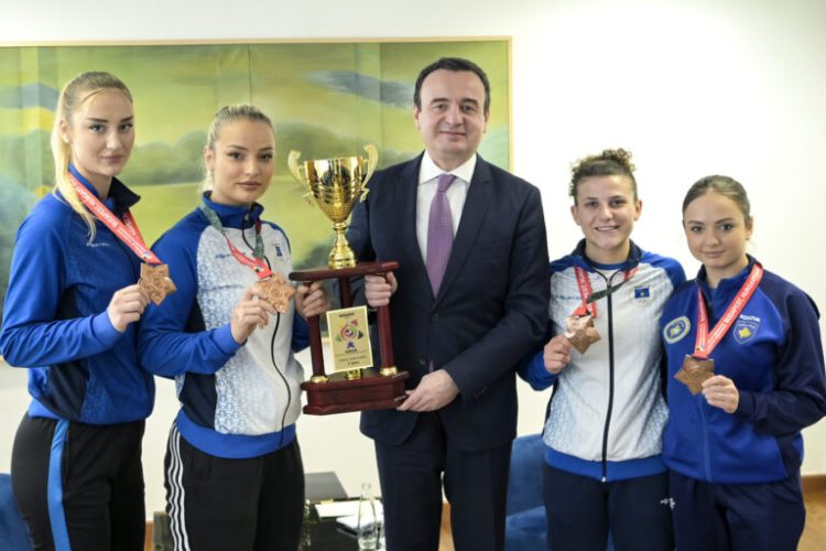 Kryeministri Kurti mirëpriti karateistet e Kosovës, fituese të medaljes së bronztë në Kampionatin Botëror të Karatesë
