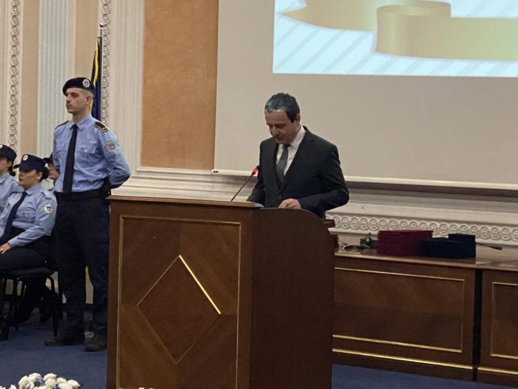 Diplomojnë 43 zyrtare korrektuese, Kurti: Të burgosurit nuk janë të lirë, por kanë të drejta