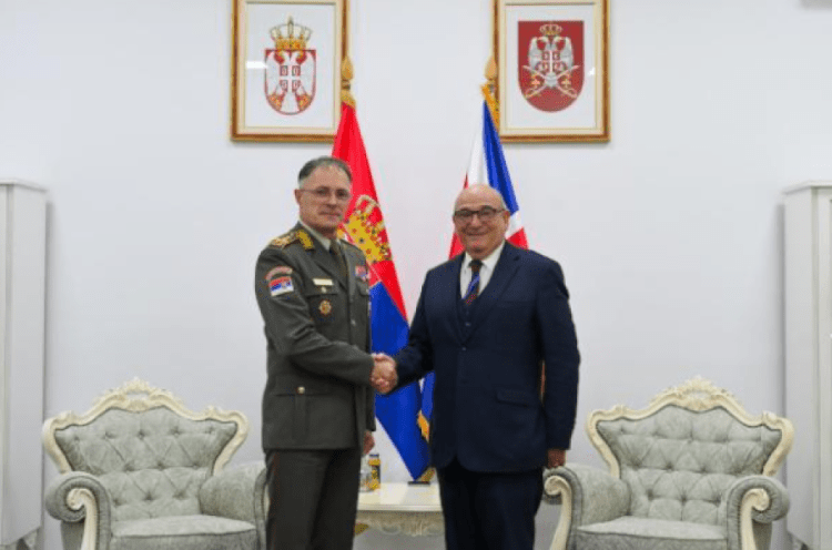I dërguari Britanisë së Madhe për Ballkanin Perëndimor takon komandantin e ushtrisë serbe, në fokus Kosova