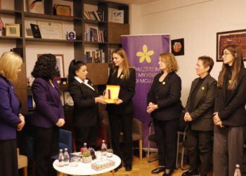 Osmani i ndan “Çmimin për Guxim – Vasfije” doktorit Shukri Gërxhaliu që kishte trajtuar me dhjetëra gra të dhunuara