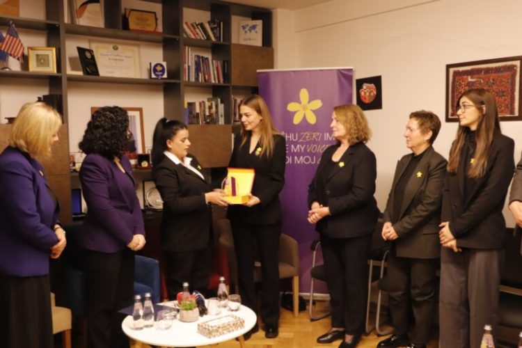 Osmani i ndan “Çmimin për Guxim – Vasfije” doktorit Shukri Gërxhaliu që kishte trajtuar me dhjetëra gra të dhunuara