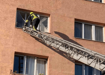 Erërat e forta shkaktojnë dëme në Prishtinë, komuna bën thirrje të shmangen lëvizjet e panevojshme