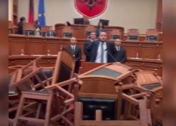 Kuvendi në Shqipëri kthehet në “fushëbetejë”, Deputetët e opozitës kthejnë karriget përmbys