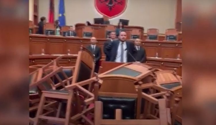 Kuvendi në Shqipëri kthehet në “fushëbetejë”, Deputetët e opozitës kthejnë karriget përmbys