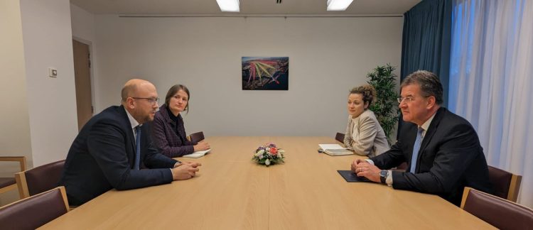 Lajçak takohet me Sarrazin: E njoftova për gjendjen në Dialog