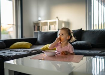 Pse nuk duhet t’i lini fëmijët të hanë para një televizori apo telefoni