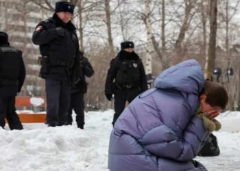 Një rus shkroi ‘Ndal luftën’ në dëborë dhe mori 10 ditë burg