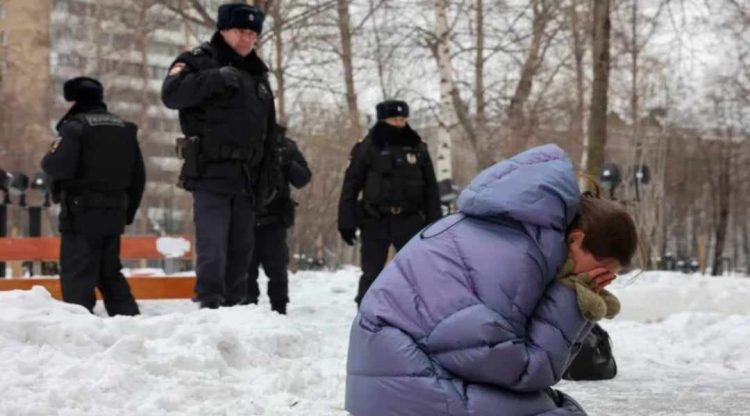 Një rus shkroi ‘Ndal luftën’ në dëborë dhe mori 10 ditë burg