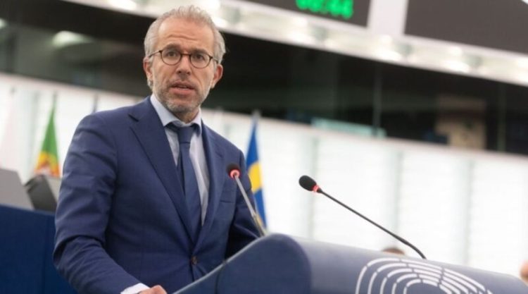 Reuten: Perëndimi duhet t’ia tregojë kufirin Serbisë