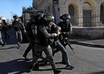 Ushtria izraelite arreston dhjetëra palestinezë në Bregun Perëndimor, përfshirë gra dhe gazetarë